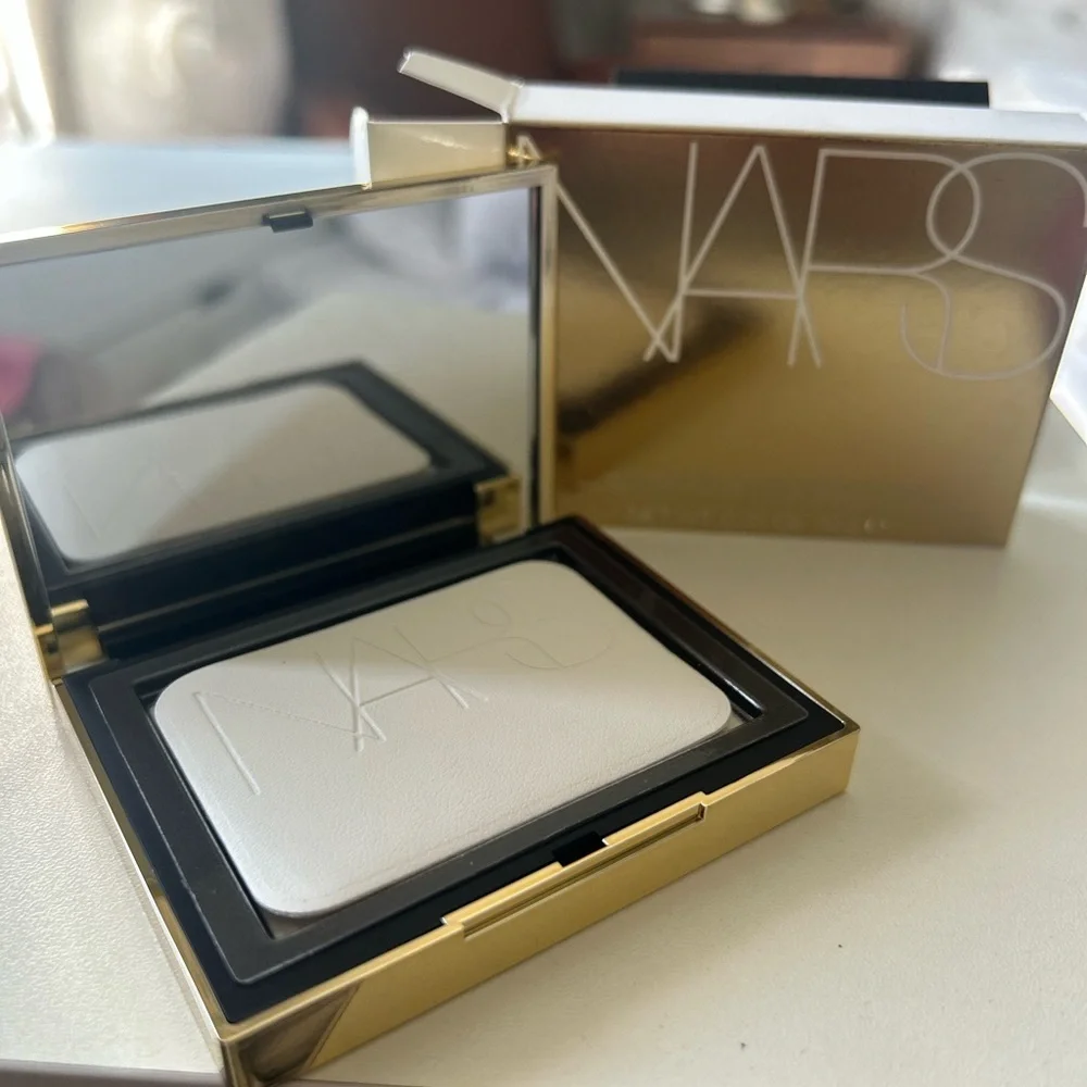 NARS Light Reflecting Setting Powder - Black and White